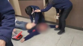 [사회]면허 시험장서 호흡곤란...공단 직원 응급처치로 위기 넘겨 | YTN 면허 시험장서 호흡곤란...공단 직원 응급처치로 위기 넘겨
