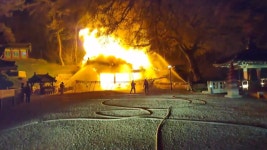 [전국]국가 명승 김제 망해사 화재...전기적 요인으로 발화 추정 | YTN 국가 명승 김제 망해사 화재...전기적 요인으로 발화 추정