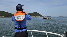 [전국]보령 효자도 해상서 레저 보트 침수...승선원 2명 구조 | YTN 보령 효자도 해상서 레저 보트 침수...승선원 2명 구조
