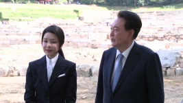[정치]윤 대통령 내외, 사리 반환행사 참석...김 여사 169일 만에 등장 | YTN 윤 대통령 내외, 사리 반환행사 참석...김 여사 169일 만에 등장