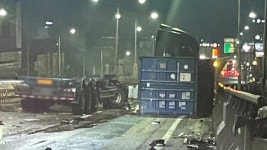 [전국]부산 동서고가도로 트레일러 전도...2시간 넘게 도로 통제 | YTN 부산 동서고가도로 트레일러 전도...2시간 넘게 도로 통제
