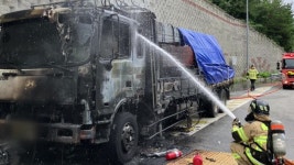 [전국]서해안고속도로 졸음쉼터 화물차 불...인명 피해 없어 | YTN 서해안고속도로 졸음쉼터 화물차 불...인명 피해 없어