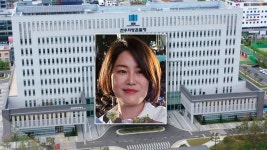 [사회]검찰, 文 전 대통령 딸 자택 압수수색...전 사위 특혜채용 의혹 | YTN 검찰, 文 전 대통령 딸 자택 압수수색...전 사위 특혜채용 의혹