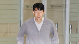 [스포츠][현장영상+] 주장 손흥민 입국...홍명보호, 오늘 '완전체 훈련' | YTN [현장영상+] 주장 손흥민 입국...홍명보호, 오늘 '완전체 훈련'