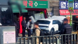 [사회]서울 쌍문동 택시가 택시 추돌 후 약국 들이받아...2명 경상 | YTN 서울 쌍문동 택시가 택시 추돌 후 약국 들이받아...2명 경상