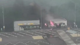 [전국]의성 산불, 휴게소에 옮겨붙어...화장실·편의점 타 | YTN 의성 산불, 휴게소에 옮겨붙어...화장실·편의점 타