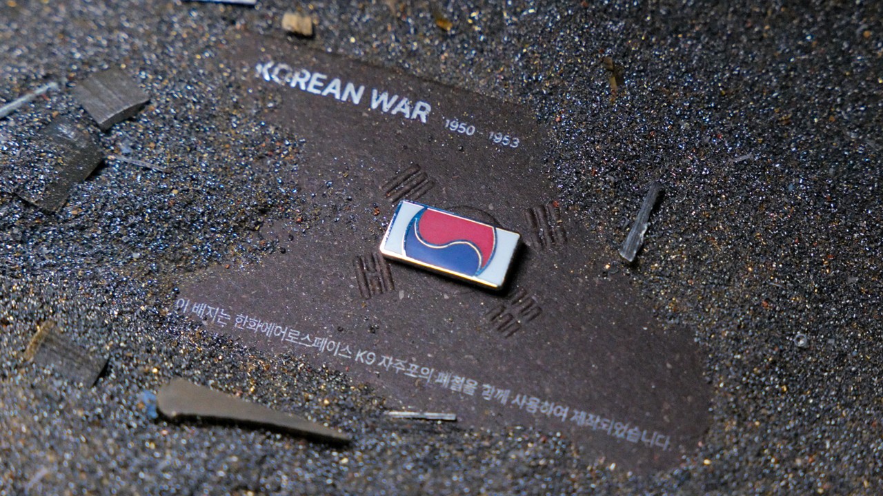 한화, 호국보훈 캠페인을 향한 밝은 희망의 태극기 배지로 관중들에게 소중한 선물 전달