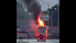 [사회]경기 의왕 과천봉담고속화도로 달리던 택배차에 불 | YTN 경기 의왕 과천봉담고속화도로 달리던 택배차에 불