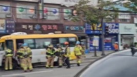 [사회]달리던 마을버스에 불...엔진에서 연기 | YTN 달리던 마을버스에 불...엔진에서 연기