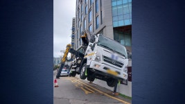 [사회]인천 갈산역사거리에서 고소작업차 기울어...작업자 2명 부상 | YTN 인천 갈산역사거리에서 고소작업차 기울어...작업자 2명 부상