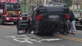 [사회]안산서 승용차가 화물차 들이받고 전복...1명 다쳐 | YTN 안산서 승용차가 화물차 들이받고 전복...1명 다쳐