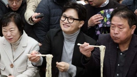 [정치]서문시장 뜬 한동훈, 민주 최고위...흔들리는 대구 쟁탈전 | YTN 서문시장 뜬 한동훈, 민주 최고위...흔들리는 대구 쟁탈전