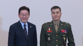 [정치]이 대통령, 준장 진급자에 삼정검 수여...박정훈에게 