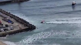 [전국]양양 낙산항 인근서 소형 어선 전복...70대 선장 숨져 | YTN 양양 낙산항 인근서 소형 어선 전복...70대 선장 숨져