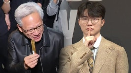 [경제]젠슨 황, PC방에서 페이커 만난다...홍대 '삼겹살 회동' | YTN 젠슨 황, PC방에서 페이커 만난다...홍대 '삼겹살 회동'