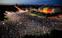 Romania protests: Thousands take part in anti-government demonstrations in Bucharest; 440 injured - Photos News , Firstpost
