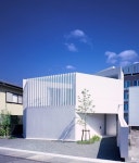 다양한 각도가 인상적인 안뜰을 감싸 안은 하얀 집