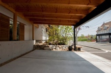 Garden design office萬葉 의 はつが野 中庭の家 | homify