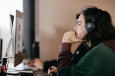 콘텐츠 제작 효율을 높이는 AI 음악 생성기 활용법에 대해 더 알아보기!