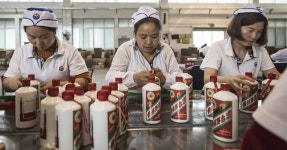 Yuan’s Drop Pressures Chinese Companies Borrowing Overseas - WSJ Yuan’s Drop Pressures Chinese Companies Borrowing Overseas