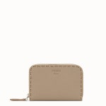 에트큐 | ベージュレザー財布 - ミニ ジップアラウンド | Fendi ベージュレザー財布 - ミニ ジップアラウンド | Fendi | Fendi Online Store