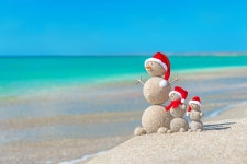 Snowman Family at the beach 5k Retina Ultra HD Wallpaper | Background Image | 6016x4016 | ID:1064672 - Wallpaper Abyss  Snowman... 