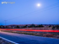 Cars speeding on a road (1453449230) - 게티이미지뱅크