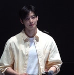 더쿠 - 오늘자 노랑통닭 행사장에 노란옷 입고간 차은우.jpg