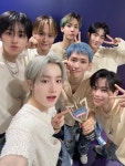 더쿠 - 음방 1위하고 편의점 직원분께 축하받은 아이돌