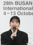 더쿠 - 제28회 부산국제영화제 키리에의 노래 기자간담회 - 아이나 디 엔드, 마츠무라 호쿠토(SixTONES), 히로세 스즈, 이와이 슌지 감독
