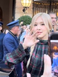 더쿠 - 같은 파리 호텔에서 걸어나오는 블랙핑크 로제와 지수 +)분위기 상반된 행사 현장