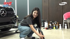 더쿠 - 브라이언이 핑크색 속옷만 입고다니는 이유