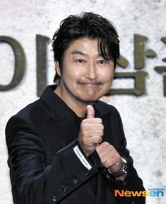 더쿠 - ‘삼식이삼촌’ 송강호 “촬영장서 휴대폰으로 대본 보던 이규형, 역시 선배님”
