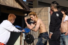 더쿠 - 일본 배우 오카다 켄시(미즈카미 코시) 아는 덬들 놀라서 뒤집어지고 있는 근황...jpg