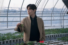 더쿠 - <미지의서울> 모두의 마음을 흔들 설렘 유발 호수와 열정 만렙 농장주 세진까지!🔥 티벤 취향을 저격하는 두 남자💘