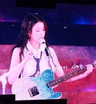 더쿠 - 오늘자 팬들 반응 엄청 좋은 일렉기타 치는 아이유 프리뷰.jpg