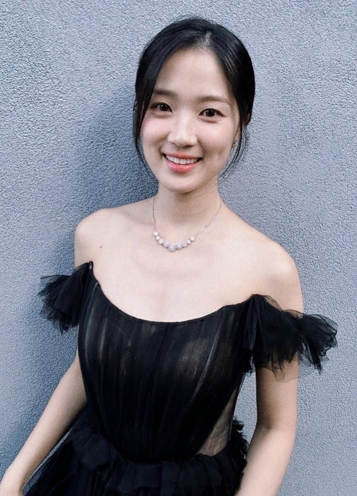 배우 김혜윤, 런던에서 로맨틱 화보 촬영에 도전, 싔글즈 매거진 커버 공개