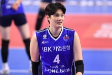 더쿠 - [KBO] 평소 닮았단 말 듣는 여배 김희진선수로 분장(?)한 롯데 윤동희