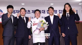 더쿠 - [KBO] 롯데자이언츠 김태형 신임감독 첫 유니폼 사진 +추가