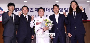 더쿠 - [KBO] 롯데자이언츠 김태형 신임감독 첫 유니폼 사진 +추가