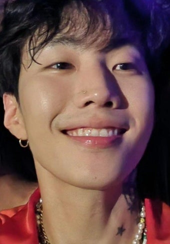 더쿠 - 몇시간전 귀국하자마자 쌩얼로 피쳐링 공연하러간 박재범 피부..