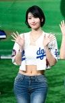 더쿠 - 깔끔한 숏단발로 나타난 트와이스 모모