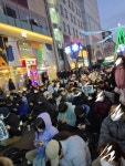 더쿠 - 대구 한일cgv앞에서 대백본점 앞까지 사람 꽉참 (사진 영상 추가)