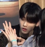 더쿠 - 툽수빈 팬이랑 손크기 차이봐...
