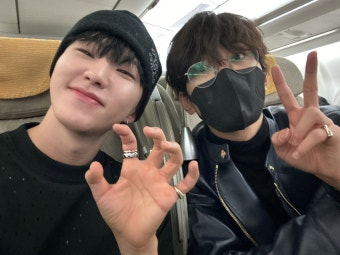 더쿠 - 세븐틴 비행기에서 옆자리멤버랑 찍은사진 올려준거 개커엽
