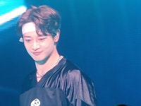 더쿠 - 샤이니 콘서트에서 헤어밴드한 민호 비주얼...