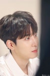 더쿠 - 셉원우 오늘 잠깐 노안경도 말아줬네