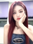 더쿠 - 데뷔 이후 항상 화려한 머리만 해 온 듯한 여자 아이돌.jpg