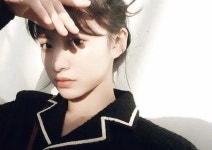 더쿠 - 윤정이 이때랑 옷 똑같구나