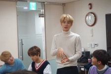 더쿠 - 예전 엔시티 봉사갔을때 정우 노래부른썰 웃긴데